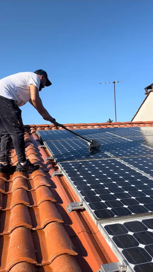 Entretien de panneaux sur toiture