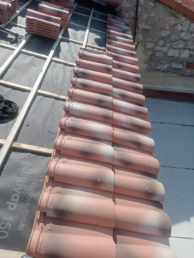 Pose de tuiles sur écran sous-toiture