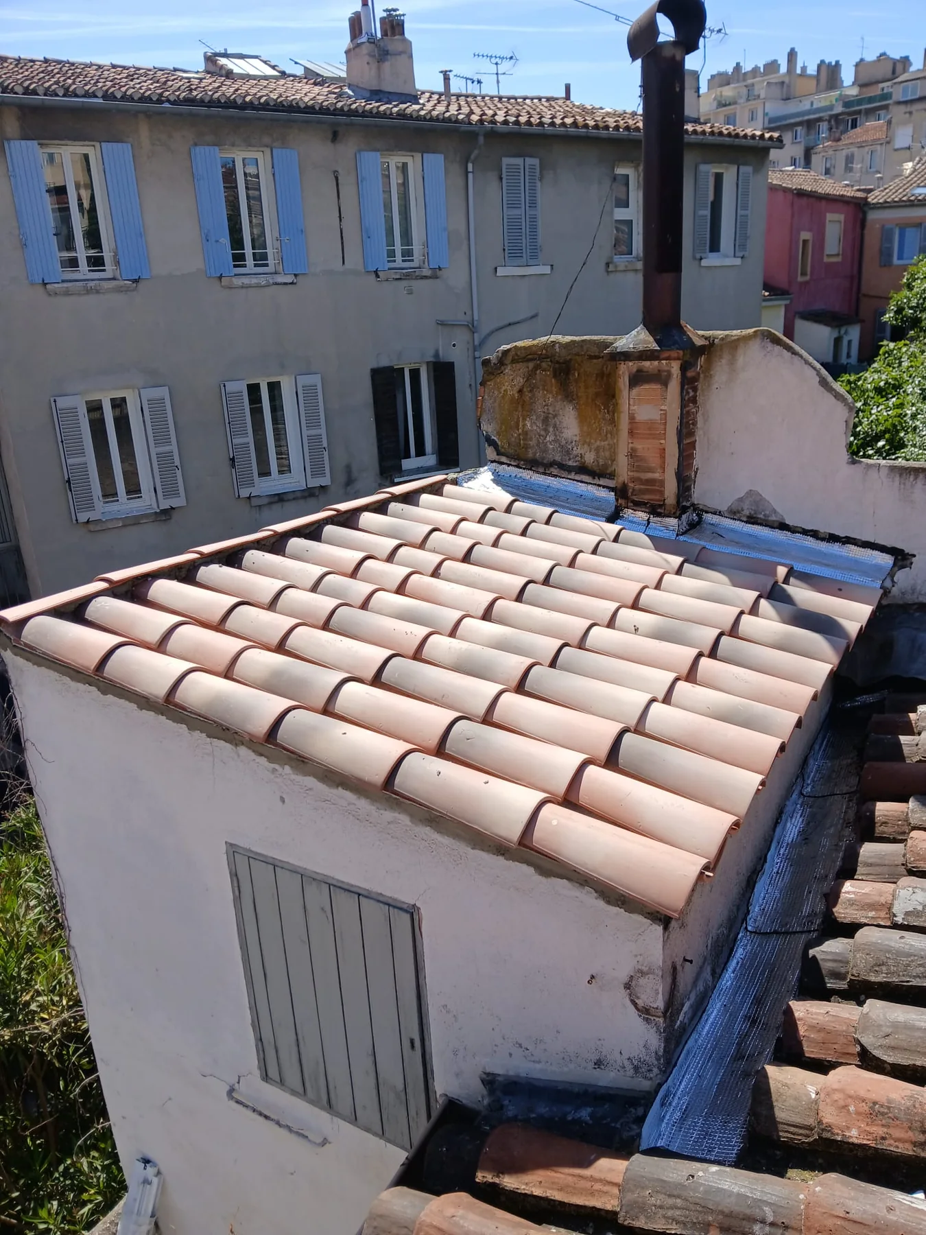 Toiture avec cheminée rénovée
