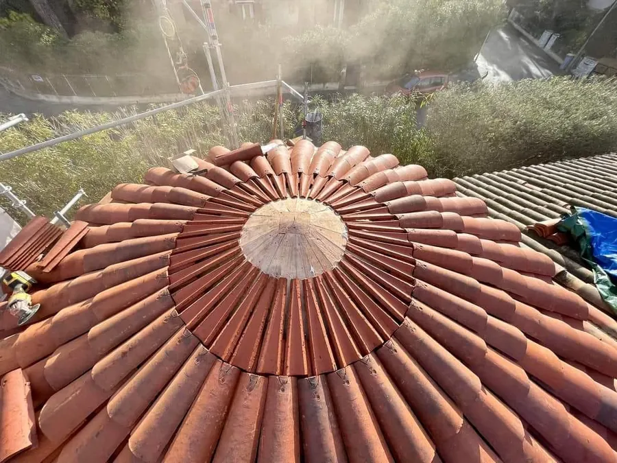Détail de pose de tuiles autour d'une forme ronde