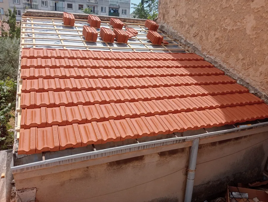 Chantier de couverture en tuiles